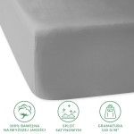 Prześcieradło satynowe z gumką 120x200 w kolorze popielatym, wykonane100% z bawełny, z matową, gładką teksturą. Produkt leży na białym tle, z widoczną gumką oraz etykietą informacyjną o materiałach. Wymiary: 120x200 cm.