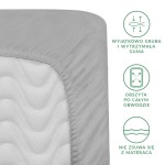 Prześcieradło satynowe z gumką 120x200 w kolorze popielatym, rozłożone na białym tle, z wrangowaniem materiału. Widoczne detale to gruba guma obszyta po obwodzie, zapewniająca stabilność.