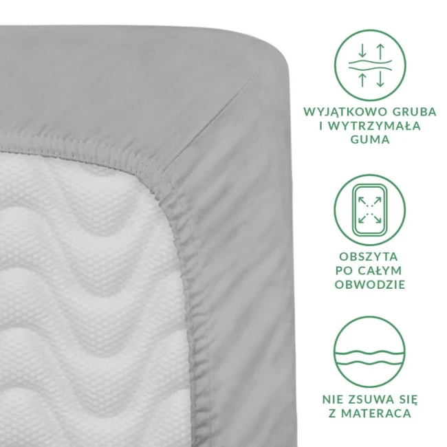Prześcieradło satynowe z gumką 120x200 w kolorze popielatym, rozłożone na białym tle, z wrangowaniem materiału. Widoczne detale to gruba guma obszyta po obwodzie, zapewniająca stabilność.