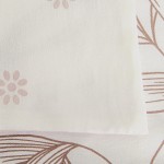 Biała pościel satynowa 220x200 cm z różowymi kwiatami, w zbliżeniu na detal materiału. Widoczne płaskie wykończenie krawędzi oraz delikatny wzór. Tło jasne, bez zbędnych dekoracji. Pozycja leżąca, rozłożona na płaskiej powierzchni.