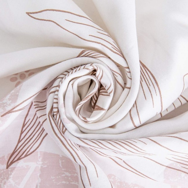Pościel satyna bawełniana 220x200 w białym kolorze z różowymi, delikatnymi kwiatami. Złożona w spirale, ukazująca gładką teksturę materiału. Wzór roślinny nadrukowany na całości, bez widocznych napisów lub logo, na jasnym tle.