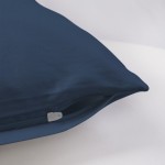 Poszewka satynowa 50x70 w kolorze chabrowym, leżąca na białym tle, z widocznym zamkiem błyskawicznym. Materiał gładki i błyszczący, ukazuje teksturę satyny oraz precyzyjne wykończenie brzegów.