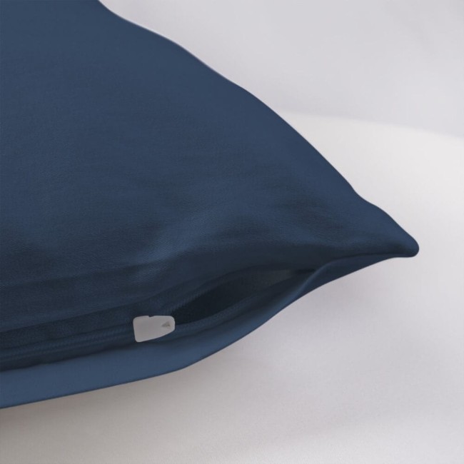 Poszewka satynowa 50x70 w kolorze chabrowym, leżąca na białym tle, z widocznym zamkiem błyskawicznym. Materiał gładki i błyszczący, ukazuje teksturę satyny oraz precyzyjne wykończenie brzegów.