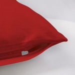 Poszewka satynowa 50x70 w intensywnym czerwonym kolorze, z widocznym zamkiem błyskawicznym. Produkt leży na białym tle, odsłaniając gładką fakturę materiału. Detalizowane ujęcie pokazuje kształt i wykończenie poszewki.