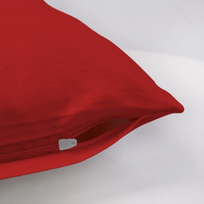 Poszewka satynowa 50x70 w intensywnym czerwonym kolorze, z widocznym zamkiem błyskawicznym. Produkt leży na białym tle, odsłaniając gładką fakturę materiału. Detalizowane ujęcie pokazuje kształt i wykończenie poszewki.