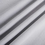 Pościel satyna bawełniana 140x200 Satynlove w odcieniu szarości z delikatnym, teksturowanym wzorem. Widok z bliska na fałdy materiału, ukazujący gładką, matową fakturę tkaniny. Idealna do eleganckiego wystroju sypialni.