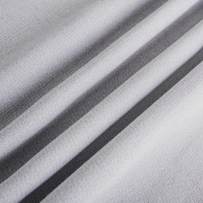 Pościel satyna bawełniana 140x200 Satynlove w odcieniu szarości z delikatnym, teksturowanym wzorem. Widok z bliska na fałdy materiału, ukazujący gładką, matową fakturę tkaniny. Idealna do eleganckiego wystroju sypialni.