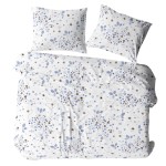 Pościel z kory 160x200 w kolorze białym z dekoracyjnym wzorem niebieskich i brązowych kwiatów. Produkt rozłożony na płasko, wyposażony w dwie poszewki na poduszki. Wzór kwiatowy pokrywa całą powierzchnię materiału.