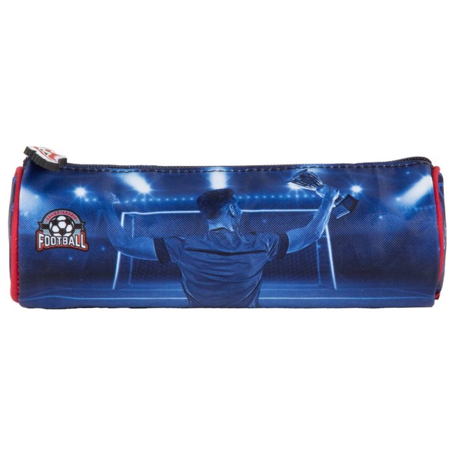 Piórnik tuba z motywem piłkarskim, w dominującym odcieniu granatowym. Z przodu widoczny zawodnik trzymający trofeum. Wykończenie w czerwonym kolorze u podstawy. Produkt zamknięty z suwakem, przeznaczony na akcesoria szkolne.