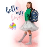 Plecak szkolny BackUp Papugi w kolorze granatowym z wielokolorowym wzorem papug. Ukazany w ujęciu z boku, na modelu, który nosi go na plecach. Tło w odcieniach różu z napisem hello my love. Plecak posiada jedną dużą komorę i siateczkowe boki.