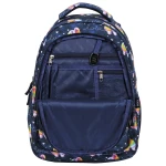 Plecak szkolny BackUp Papugi w kolorze granatowym z wielokolorowym wzorem papug. Widok od przodu, z otwartą klapą, ukazujący wnętrze z jedną dużą komorą, kieszenią siatkową oraz dwoma zamykanymi kieszonkami. Materiał tekstylny, z logo widocznym na boku.
