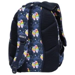Plecak szkolny BackUp z kolorowym wzorem papug oraz serduszek. Wykonany z materiału o matowej fakturze. Ujęcie boczne, plecak w pozycji stojącej, z regulowanymi, wyściełanymi ramiączkami. Logo „BACKS” na pasku. Ciemnoniebieskie tło.