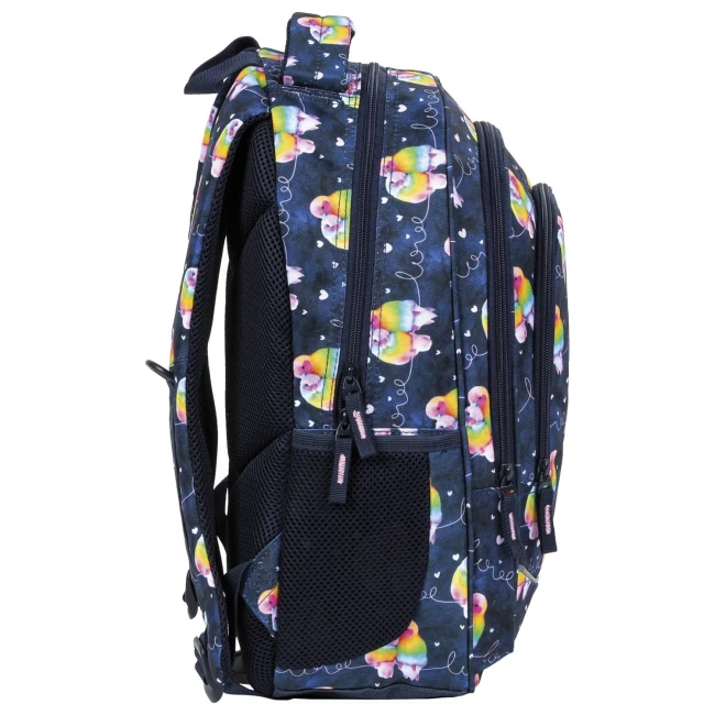 Plecak szkolny BackUp w kolorze granatowym z wzorem papug w odcieniach różu i zieleni. Ujęcie boczne, plecak stojący, z dwiema komorami zamykanymi na zamek oraz siateczkowymi wstawkami. Widoczne regulowane ramiączka oraz uchwyt do przenoszenia.
