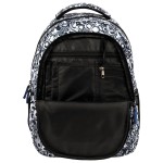 Czarnobiały plecak szkolny BackUp z zamkiem błyskawicznym, otwarty z przodu, ukazuje teksturowane wnętrze i kieszenie na akcesoria. Logo wplecione w materiał. Z przodu gładka czarna kieszeń, idealna na drobne przedmioty.