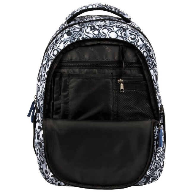 Czarnobiały plecak szkolny BackUp z zamkiem błyskawicznym, otwarty z przodu, ukazuje teksturowane wnętrze i kieszenie na akcesoria. Logo wplecione w materiał. Z przodu gładka czarna kieszeń, idealna na drobne przedmioty.