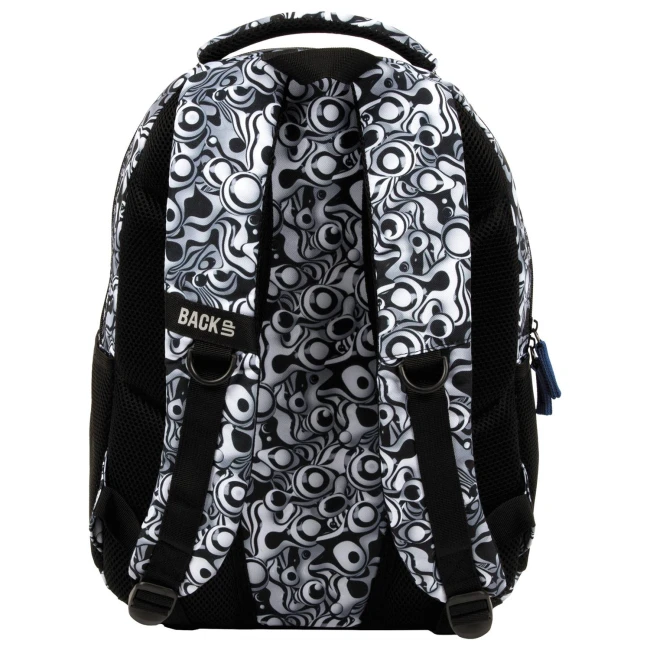 Plecak szkolny BackUp w kolorze czarno-białym z dynamicznym wzorem. Widok z przodu, stojący. Wykonany z materiału tekstylnego, z siateczkowymi kieszeniami i regulowanymi, czarnymi ramiączkami. Logo BACK umieszczone w centralnej części.