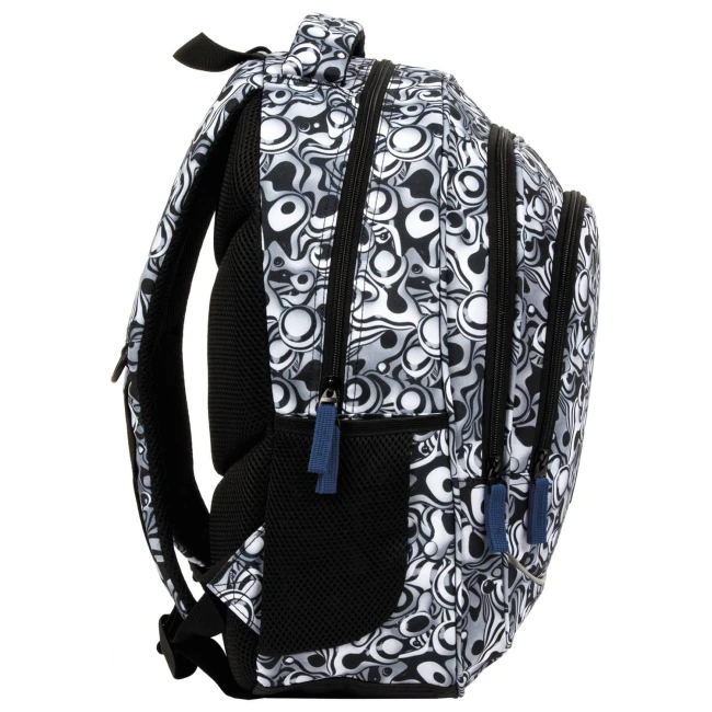 Plecak szkolny BackUp w czarno-białym wzorze z okręgami. Ujęcie z boku, ukazuje trzy kieszenie zapinane na zamek oraz wytrzymałe, siateczkowe plecy. Regulowane, wygodne szelki z logo, wykonane z materiałów o strukturze teksturowanej.