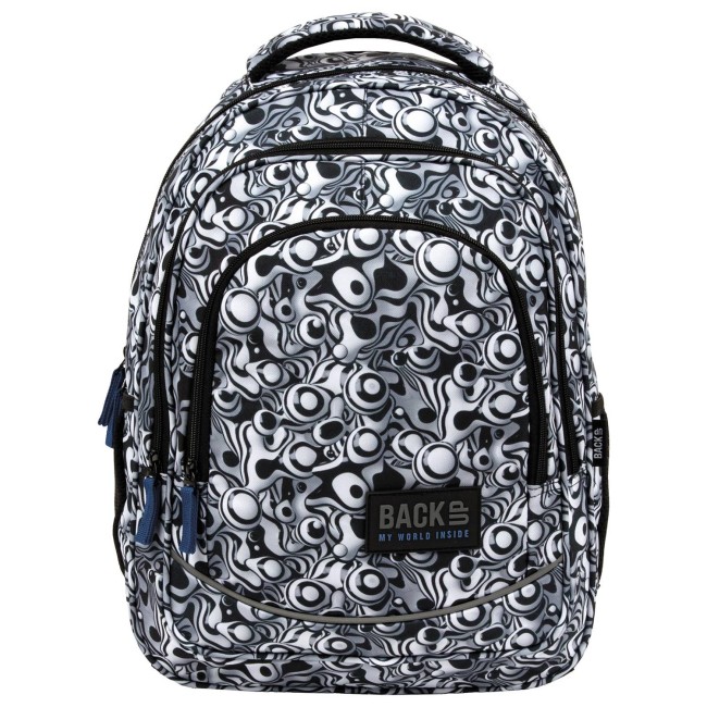 Plecak szkolny w kolorze czarno-białym, z dynamicznym wzorem graficznym. Ujęcie frontalne, plecak stoi na płaskiej powierzchni. Widoczne dwie kieszenie boczne z podwójnymi zapięciami oraz logo BACK UP z napisem MY WORLD INSIDE.