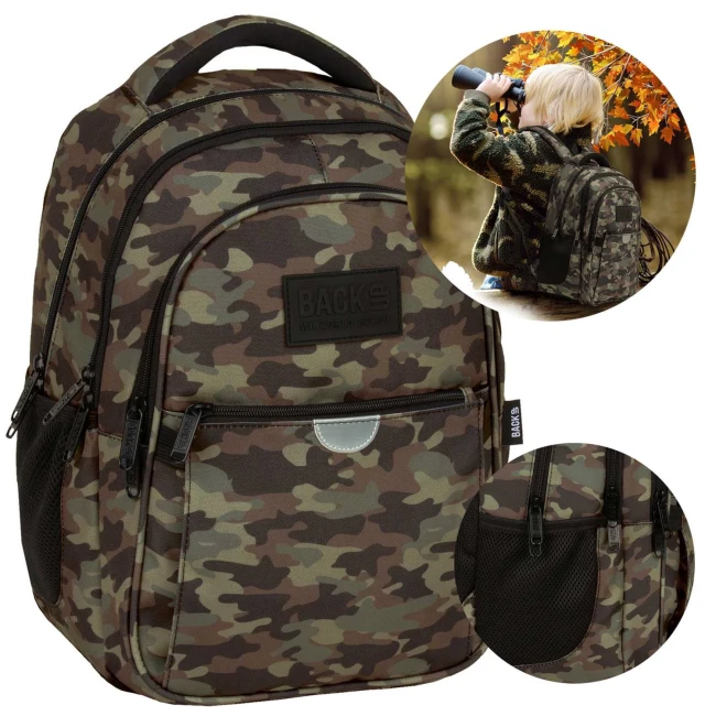 Plecak szkolny BackUp Moro w kamuflażowym wzorze w kolorach zieleni, brązu i beżu. Ujęcie frontalne, produkt stojący z widocznymi dwoma zamkami błyskawicznymi, regulowanymi szelkami i uchwytem. Z boku umieszczona siatkowa kieszeń. Logo na froncie.
