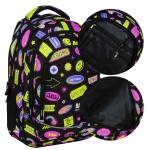 Plecak szkolny BackUp Hello w czarnym kolorze z wielobarwnymi naklejkami i napisami. Ujęcie z boku, pokazujące dwa główne komory z zamkami błyskawicznymi. Wewnątrz widoczna siateczka. Wymiary standardowe dla plecaka dziecięcego.