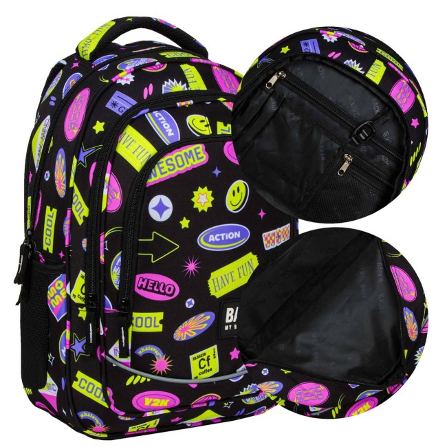 Plecak szkolny BackUp Hello w czarnym kolorze z wielobarwnymi naklejkami i napisami. Ujęcie z boku, pokazujące dwa główne komory z zamkami błyskawicznymi. Wewnątrz widoczna siateczka. Wymiary standardowe dla plecaka dziecięcego.