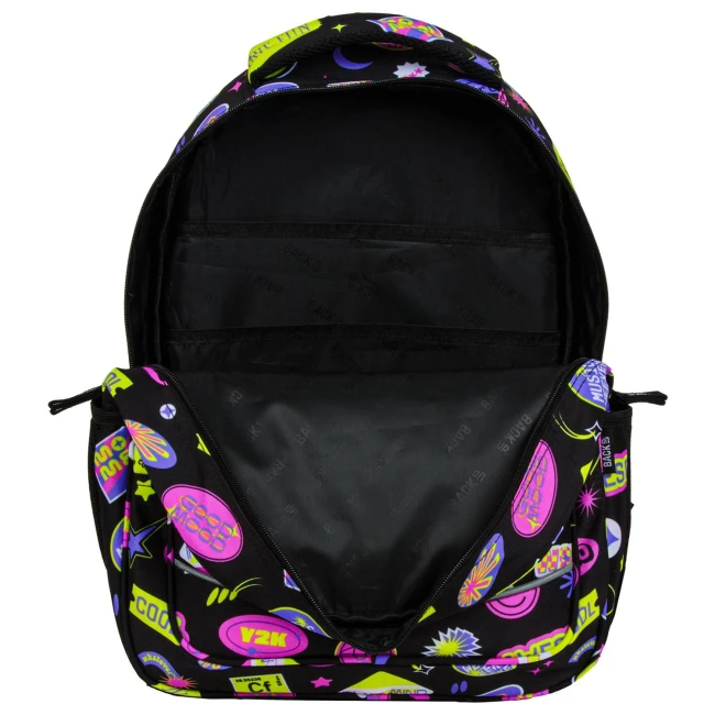 Czarny plecak szkolny BackUp Hello z kolorowymi, fluorescencyjnymi wzorami. Otwarty z widoczną podszewką, ma wewnętrzne kieszenie. Zamek z przodu i regulowane paski. Wzór z grafikami, takimi jak gwiazdy i napisy GOOD MOOD oraz V2K.