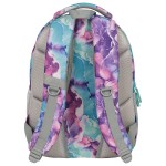 Plecak szkolny BackUp w kolorze niebiesko-fioletowym z wzorem imitującym farby. Ujęcie z boku, z widocznymi szarymi plecami i regulowanymi paskami. Materiał teksturowany, zamykany na suwak z detalami w kolorze mięty.