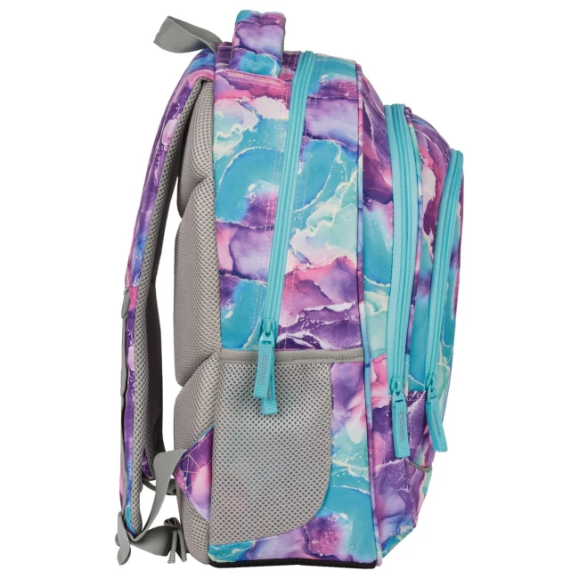 Plecak szkolny BackUp w kolorze błękitnym, różowym i fioletowym, z wzorem przypominającym farby. Ujęcie z boku, pokazujące zamek błyskawiczny i siateczkowe boczne kieszenie. Stojący, z regulowanymi szelkami i uchwytem do noszenia.