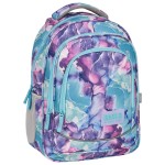 Plecak szkolny BackUp w kolorach błękitu, fioletu i różu z wzorem przypominającym malarskie plamy. Stoi w pozycji pionowej, z widocznymi dwoma zamkami błyskawicznymi oraz kieszenią siatkową. Logo BackUp na froncie. Tekstura materiału jest gładka.