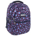 Plecak szkolny BackUp w kolorze granatowym z wzorem w czerwone i niebieskie kropki. Z przodu widoczne trzy zamki błyskawiczne. Logo BACK UP umieszczone na czarnej etykiecie. Plecak stoi w pozycji prostej, ukazując kształt oraz pojemność.