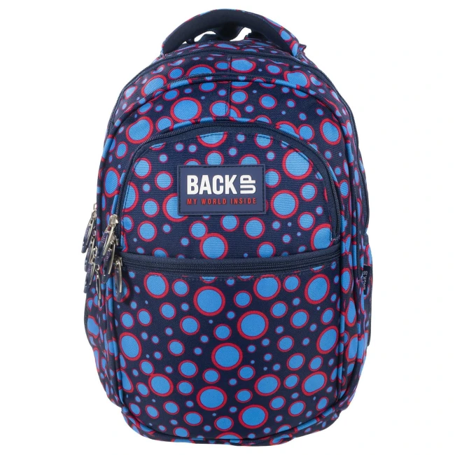 Plecak szkolny BackUp w kolorze granatowym, pokryty wzorem czerwonych i błękitnych kropek. Ujęcie frontalne, plecak stoi pionowo. Z przodu widoczna naszywka z logo „BACK UP” oraz dodatkowe kieszenie z zamkami. Wymiary plecaka nieokreślone.