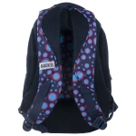 Plecak szkolny BackUp Kropki, widok z przodu. Czarny materiał z kolorowymi kropkami w odcieniach niebieskiego i czerwonego.