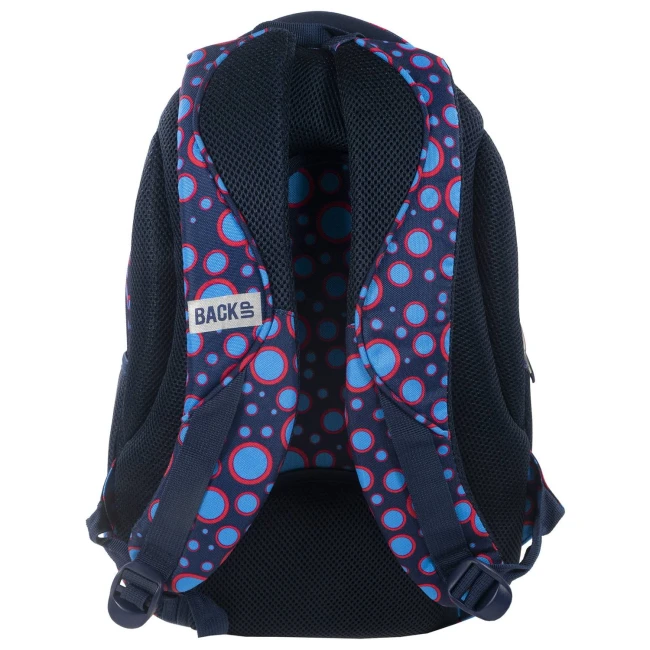 Plecak szkolny BackUp Kropki, widok z przodu. Czarny materiał z kolorowymi kropkami w odcieniach niebieskiego i czerwonego.
