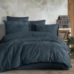 Pościel satyna bawełniana żakardowa 220x200 w kolorze ciemnoszarym z kwiatowym wzorem, leżąca na łóżku. W zestawie są poszewki na poduszki w tym samym kolorze, wszystkie o gładkiej i delikatnej teksturze.