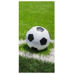 Ręcznik dziecięcy bawełniany 70x140 w kolorze białym z wzorem piłki nożnej. Produkt leży na zielonej trawie, z widoczną białą linią boiska. Gładka faktura, bez widocznych napisów lub dekoracji. Wymiary 70x140 cm.