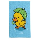 Ręcznik przedszkolny 30x50 cm, z wesołym wzorem żółtej kaczuszki trzymającej zieloną parasolkę. Tło w błękitnym kolorze, o miękkiej fakturze. Produkt leży płasko. Idealny dla dzieci, do użytku po kąpieli lub przy zabawach na świeżym powietrzu.