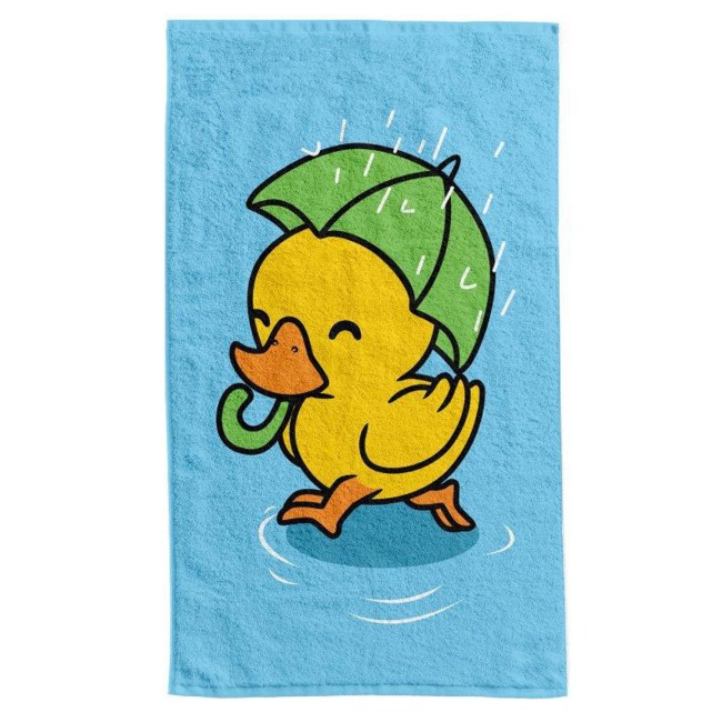 Ręcznik przedszkolny 30x50 cm, z wesołym wzorem żółtej kaczuszki trzymającej zieloną parasolkę. Tło w błękitnym kolorze, o miękkiej fakturze. Produkt leży płasko. Idealny dla dzieci, do użytku po kąpieli lub przy zabawach na świeżym powietrzu.