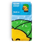 Ręcznik dziecięcy 30x50 cm, z kolorowym wzorem przedstawiającym uśmiechniętą kaczuszkę w zielonym kapeluszu. Produkt z gładkiej, teksturowanej tkaniny, ułożony poziomo, z widoczną etykietą. Tło zdjęcia jest jasne, co podkreśla wzór.