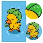 Ręcznik dziecięcy 30x50 cm z wizerunkiem żółtej kaczuszki z zielonym parasolem na błękitnym tle. Wzór o wyraźnych konturach, miękka faktura materiału. Produkt leży płasko na białym tle, ukazując detale nadruku i kolorystykę.