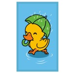 Ręcznik przedszkolny 30x50 cm z kolorowym wzorem przedstawiającym wesołą żółtą kaczuszkę z zielonym parasolem na jasnoniebieskim tle. Produkt leży płasko, z wyraźnym rysunkiem, idealny dla dzieci.