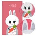 Ręcznik przedszkolny dla dziecka 30x50 cm z motywem króliczka. Na jasnoróżowym tle widoczny królik trzymający marchewkę. Materiał jest pluszowy, z delikatnym haftem oraz wzorem w kropki. Ujęcie frontalne produktu, na tle prostym.