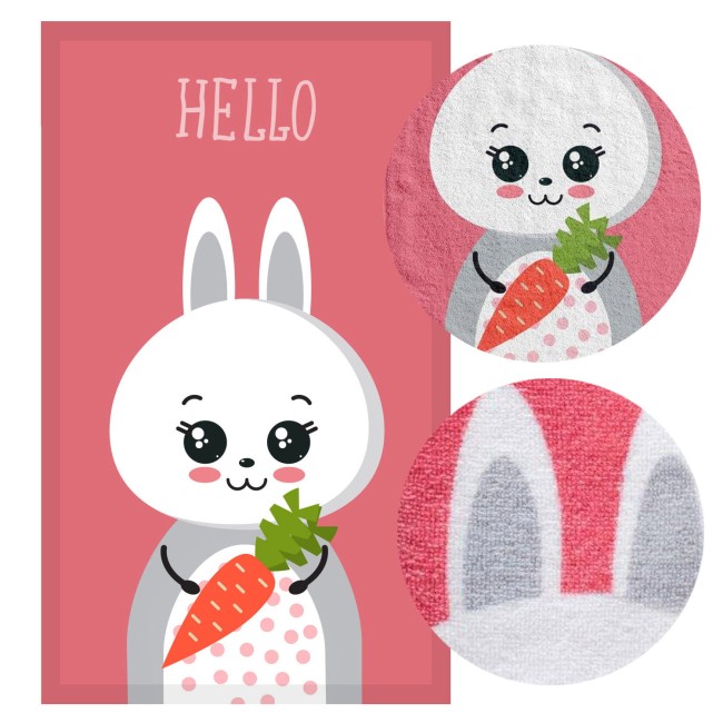 Ręcznik przedszkolny dla dziecka 30x50 cm z motywem króliczka. Na jasnoróżowym tle widoczny królik trzymający marchewkę. Materiał jest pluszowy, z delikatnym haftem oraz wzorem w kropki. Ujęcie frontalne produktu, na tle prostym.