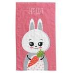 Ręcznik przedszkolny 30x50 cm, w kolorze różowym, z wizerunkiem króliczka trzymającego marchewkę. Na tle znajdują się białe kropki oraz napis „HELLO”. Produkt leżący, z widocznymi detalami haftu i fakturą miękkiego materiału.