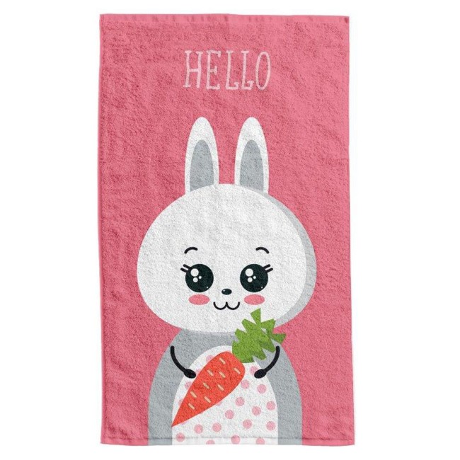 Ręcznik przedszkolny 30x50 cm, w kolorze różowym, z wizerunkiem króliczka trzymającego marchewkę. Na tle znajdują się białe kropki oraz napis „HELLO”. Produkt leżący, z widocznymi detalami haftu i fakturą miękkiego materiału.