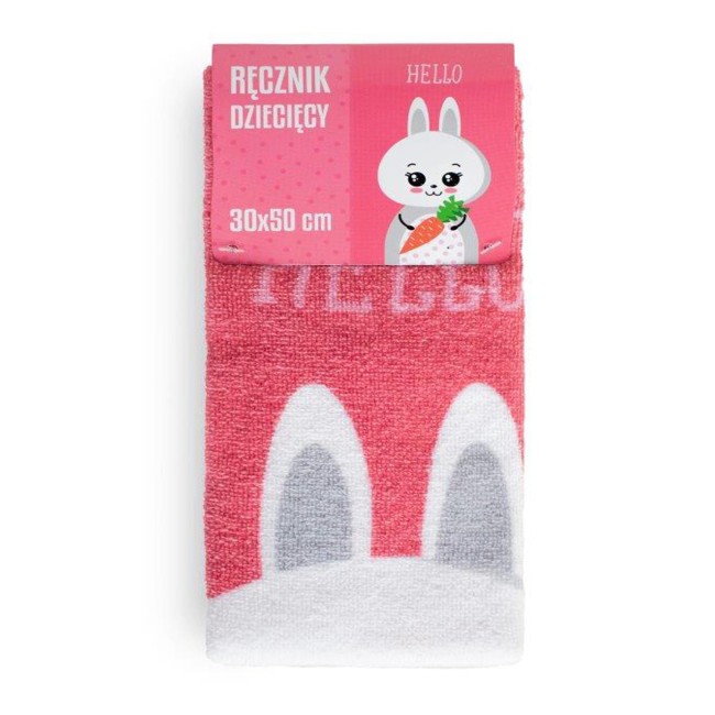Ręcznik dziecięcy 30x50 cm w kolorze różowym z wzorem króliczka. Ułożony na stole z widocznym opakowaniem, na którym znajduje się napis „Ręcznik Dziecięcy” oraz ilustracja króliczka trzymającego marchewkę.