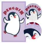 Ręcznik przedszkolny 30x50 cm w kolorze fioletowym z dużym wizerunkiem pingwina. Na tle znajduje się napis PENGUIN. Produkt ma miękką, teksturowaną powierzchnię. Widoczny fragment ukazuje detale wzoru oraz kolorystykę.