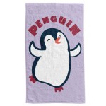 Ręcznik przedszkolny 30x50 cm, w odcieniu jasnoliliowym, z kolorowym motywem pingwina. Wzór z wyraźnym napisem PENGUIN, leżący na płaskiej powierzchni, wykonany z miękkiego materiału, idealny dla dzieci.