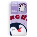 Ręcznik przedszkolny dziecięcy wymiary 30x50 cm, w kolorze jasnofioletowym. Na produkcie widoczny uśmiechnięty pingwin oraz napis PENGUIN. Ręcznik teksturowany, złożony, z widocznym kartonowym opakowaniem u góry.