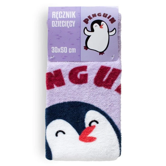 Ręcznik przedszkolny dziecięcy wymiary 30x50 cm, w kolorze jasnofioletowym. Na produkcie widoczny uśmiechnięty pingwin oraz napis PENGUIN. Ręcznik teksturowany, złożony, z widocznym kartonowym opakowaniem u góry.