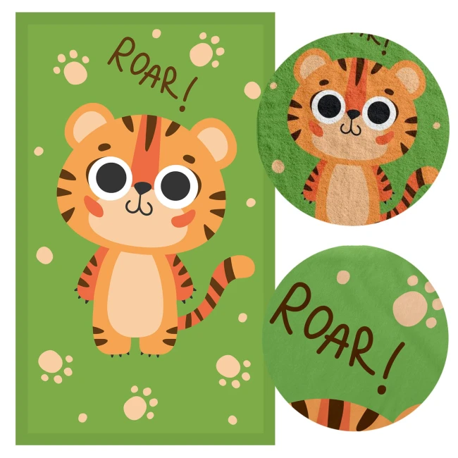 Ręcznik przedszkolny 30x50 cm w zielonym kolorze z ilustracją tygryska. Frontalne ujęcie, na którym widoczny jest tygrys z dużymi oczami oraz napisem ROAR! w stylu dziecięcym. W tle delikatne odciski łap. Produkt leży na płaskiej powierzchni.